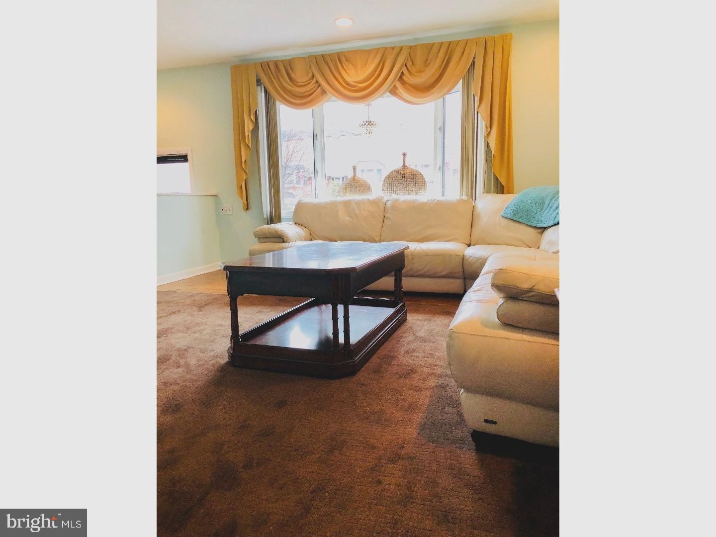 3557 Teton Road Philadelphia, PA 19154 - Photo 4 of 24 Living Room
