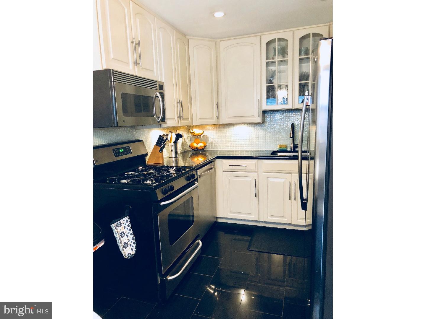 3557 Teton Road Philadelphia, PA 19154 - Photo 8 of 24 Kitchen