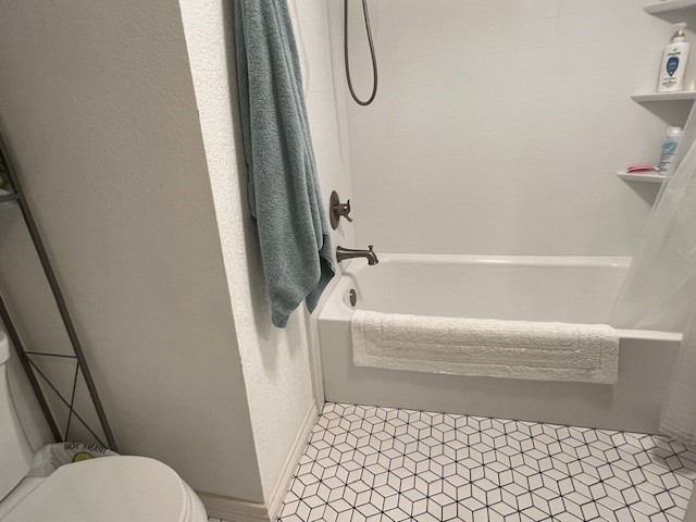 1505 Maple Street Georgetown, TX 78626 - Photo 12 of 20 a bathroom with a bathtub and a toilet