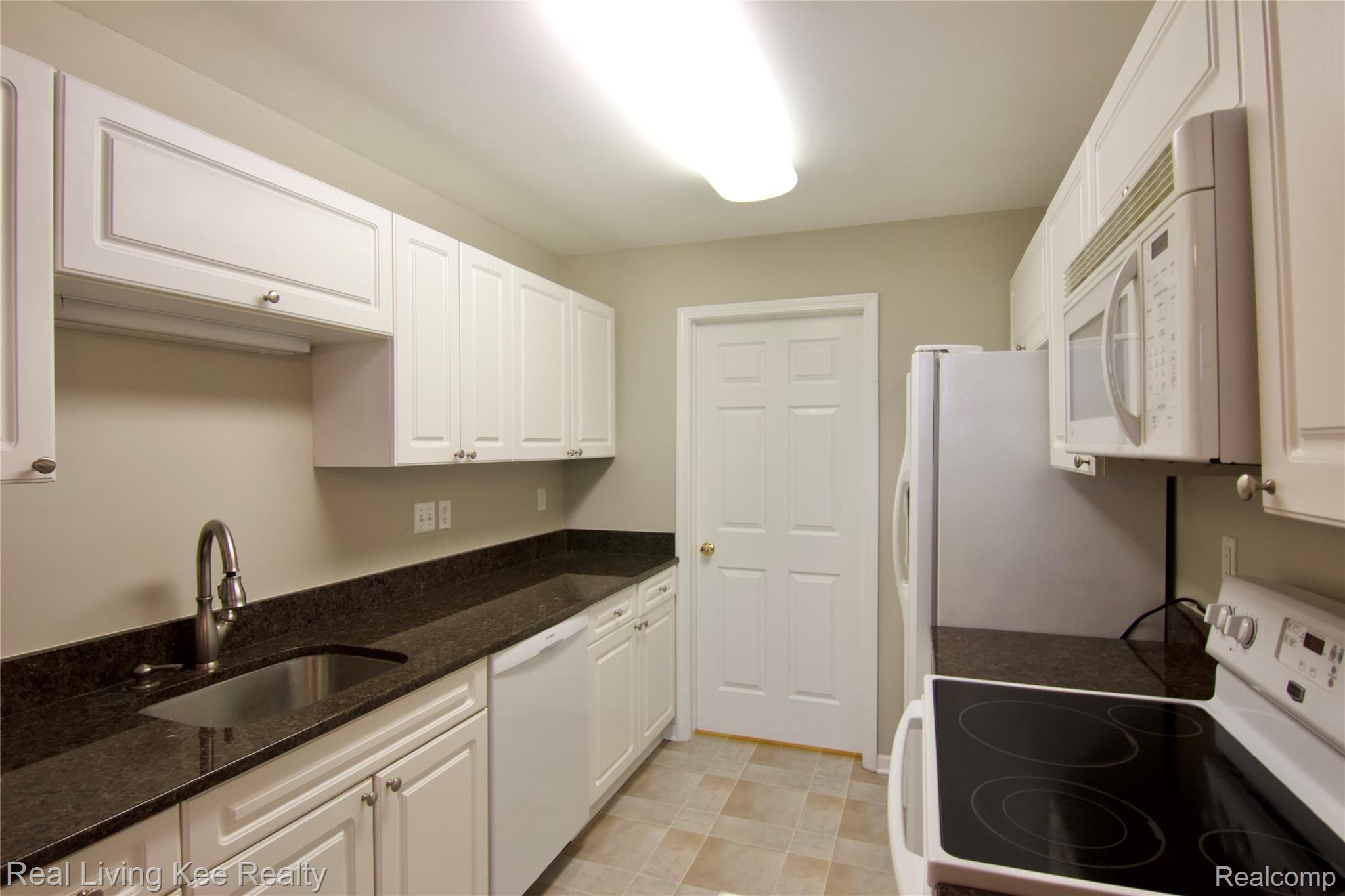 3402 Tremonte Circle, Unit 195 Rochester, MI 48306 - Photo 7 of 29 fullsizeoutput_cef.jpeg