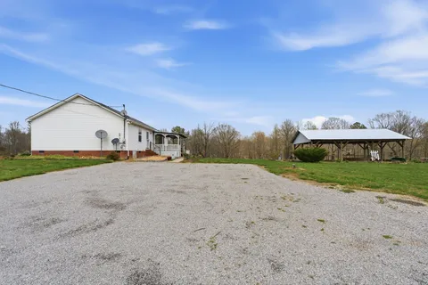 a view of a house with backyard and garden