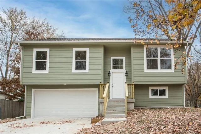 $335,000 | 1104 Northeast Columbus Street, Lee's Summit, MO 64086