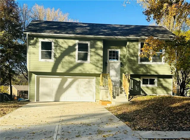 $335,000 | 1104 Northeast Columbus Street, Lee's Summit, MO 64086