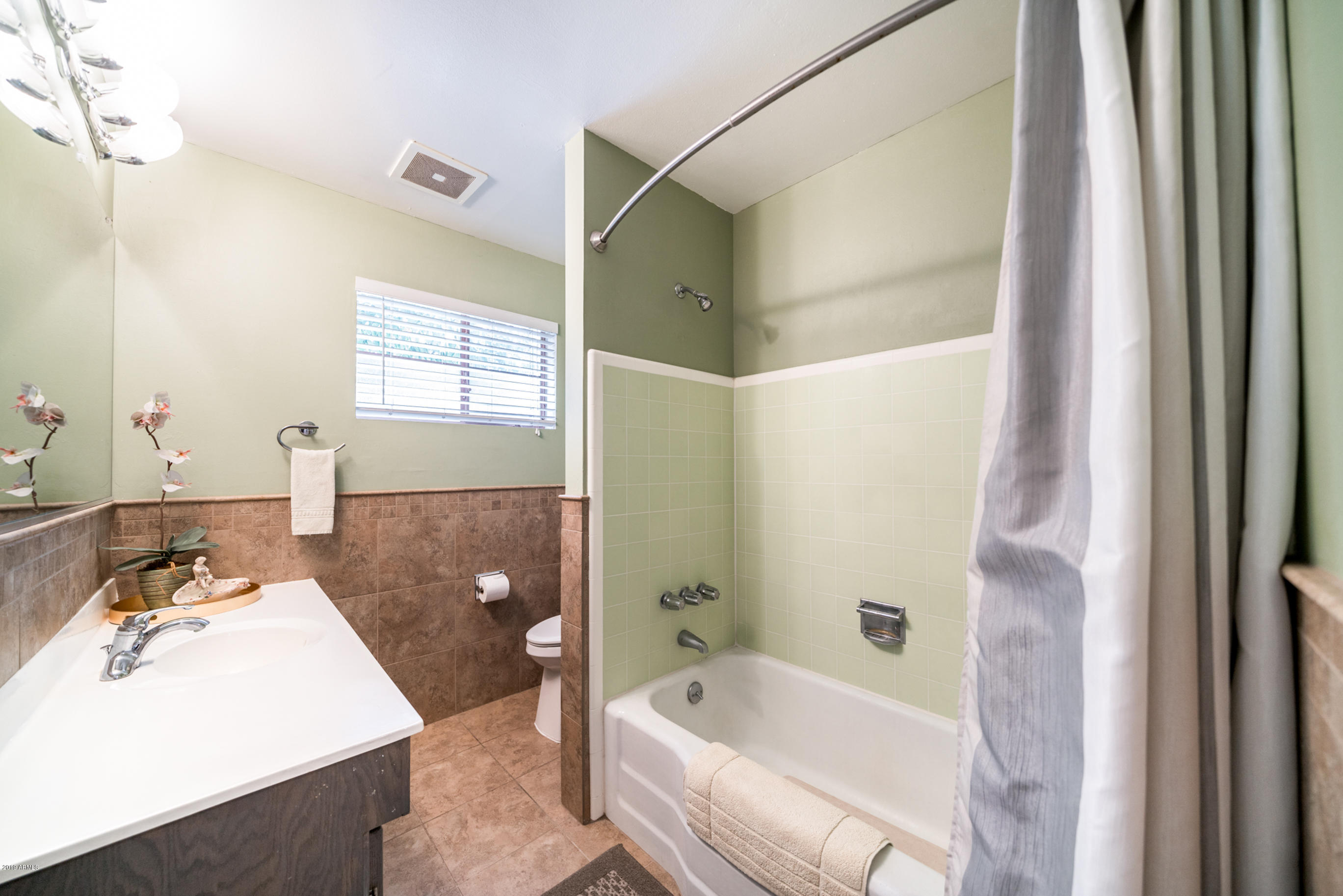 439 West Cheery Lynn Road Phoenix, AZ 85013 - Photo 15 of 21 Main bathroom