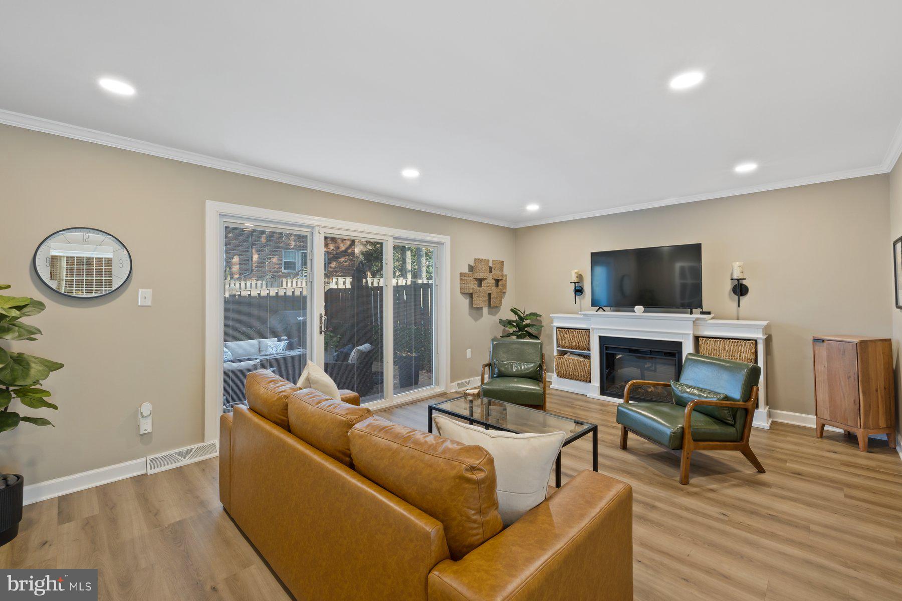 1606 Angus Court Crofton, MD 21114 - Photo 12 of 52 Living Room