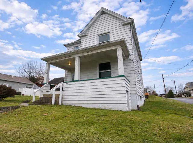 a view of back yard of the house