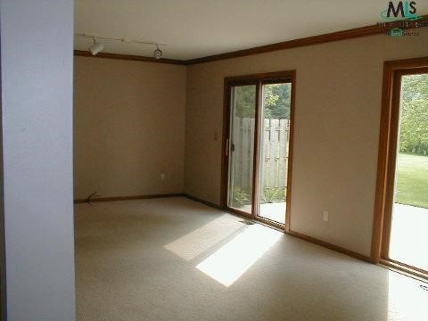 1029 Whispering Rochester, MI 48309 - Photo 6 of 9 701196-5.JPG