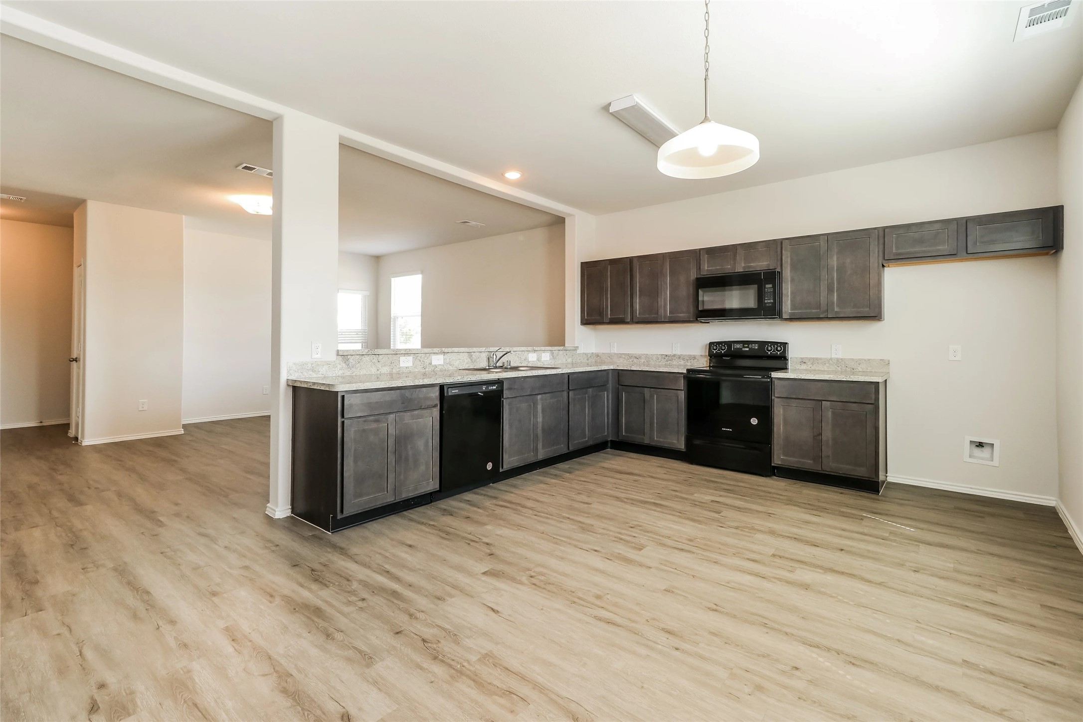 21650 Mamba Way Houston, TX 77073 - Photo 5 of 16 Photos may be representative of the floor plan and not the exact home. Finishes, layout, and features of the actual property for lease may vary.