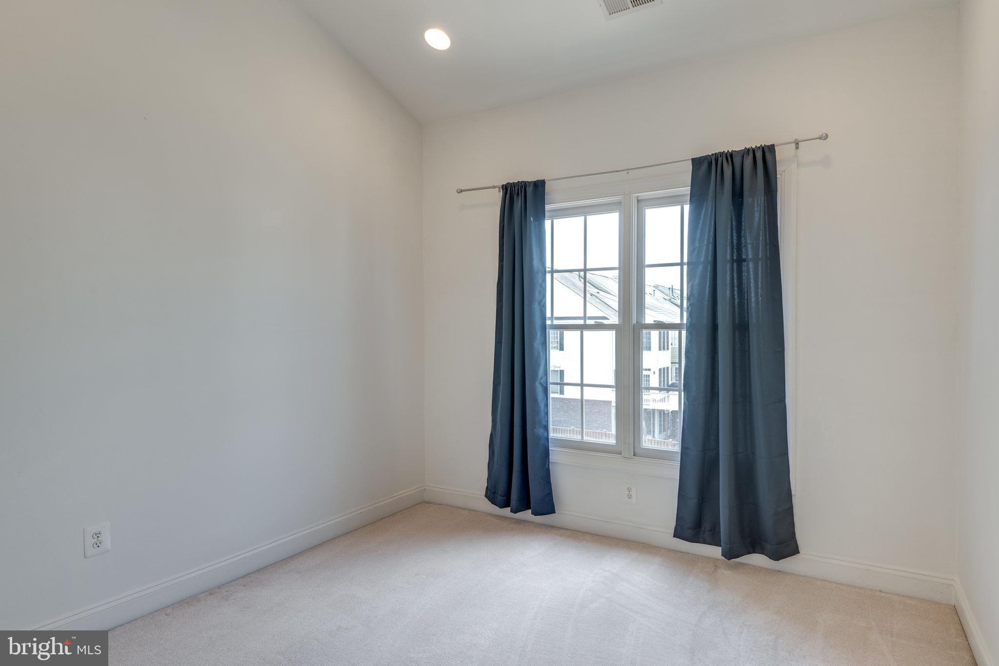 6884 Witton Circle Gainesville, VA 20155 - Photo 21 of 40 an empty room with windows