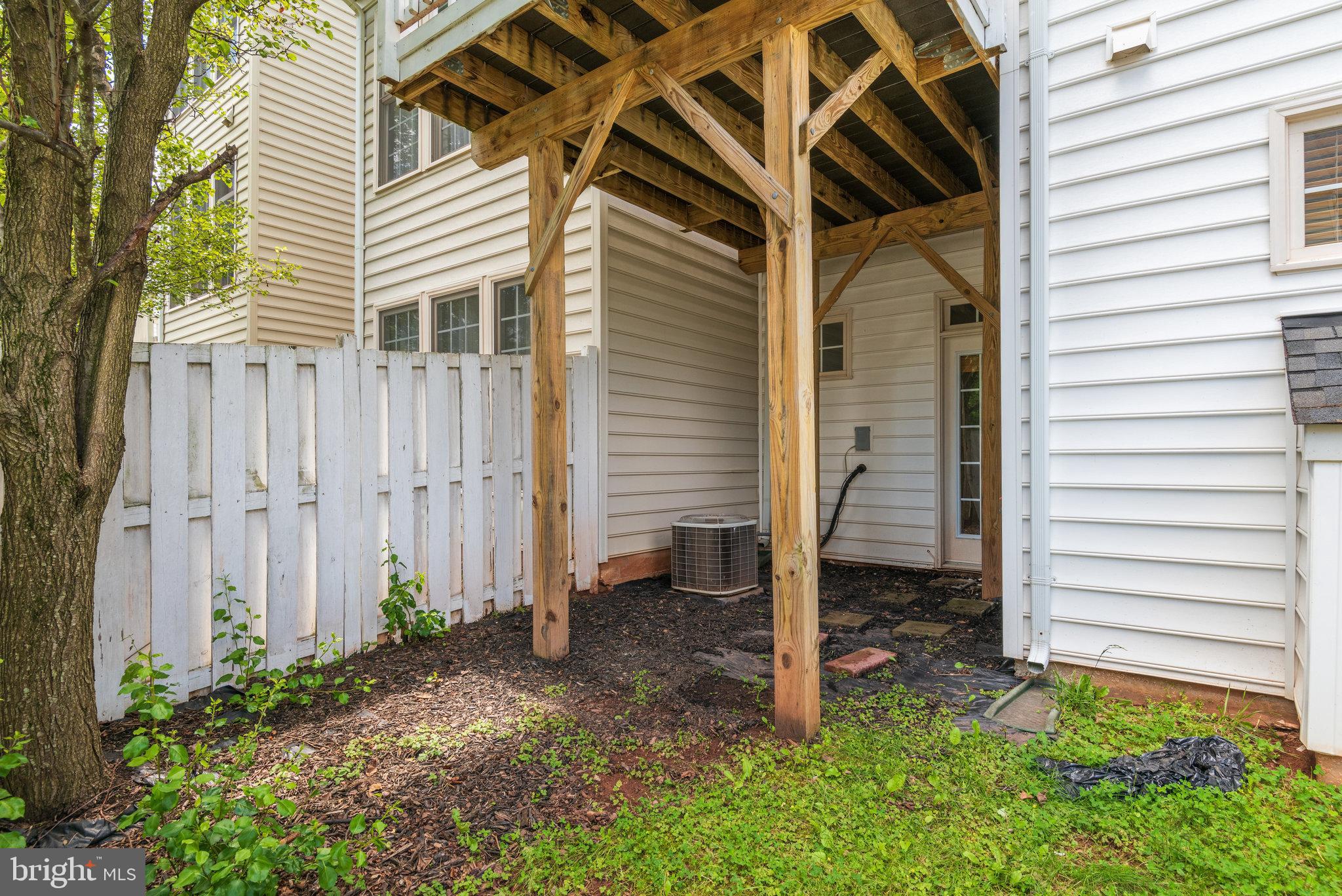 6884 Witton Circle Gainesville, VA 20155 - Photo 35 of 40 a view of a house with backyard and porch