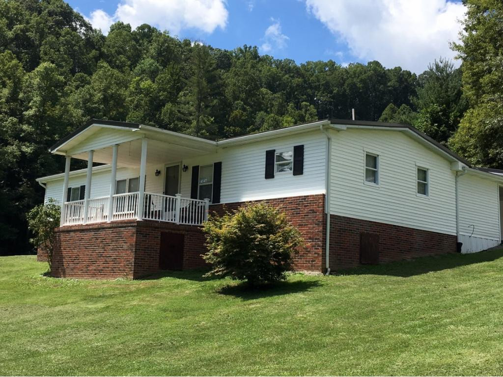 5128 Hummingbird Road Coeburn, VA 24230 - Photo 2 of 36 Well Maintained
