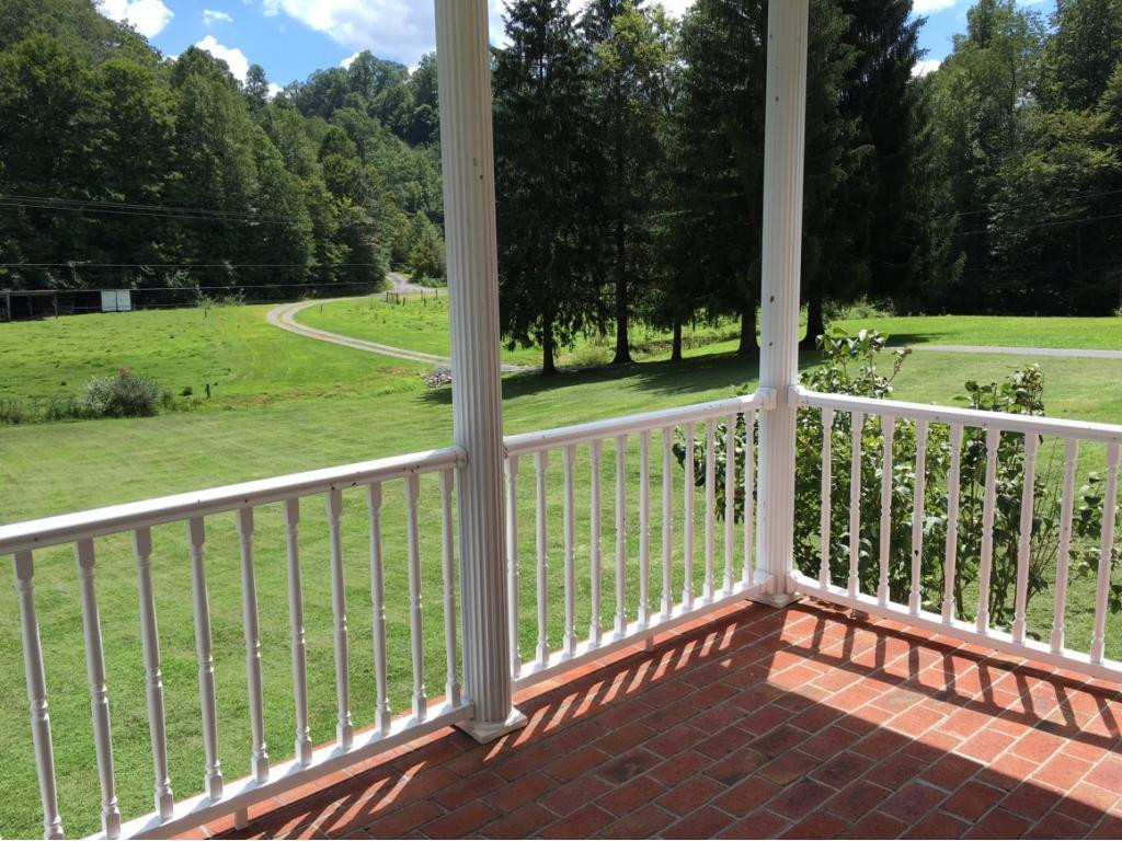 5128 Hummingbird Road Coeburn, VA 24230 - Photo 4 of 36 Front Porch View