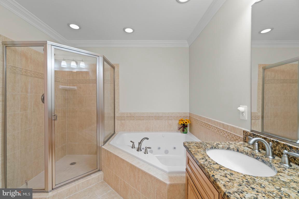 8100 Main Creek Road Pasadena, MD 21122 - Photo 24 of 40 Master bathroom shower and tub