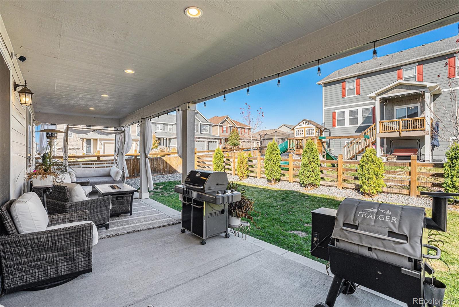 22011 East Stanford Circle Aurora, CO 80015 - Photo 35 of 43 a living room with furniture