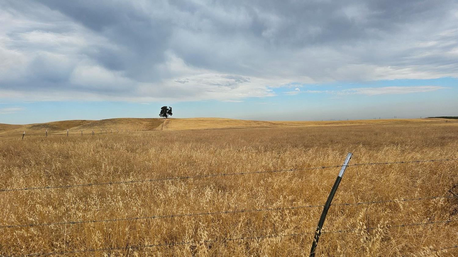 11 West County Road 11 Capay, CA 95607 - Photo 2 of 7 a view of an ocean