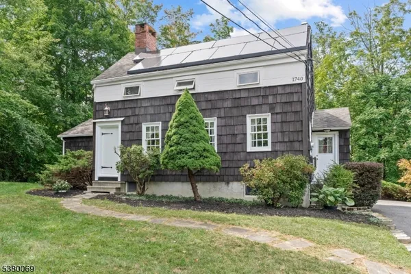 a view of a house with backyard and garden