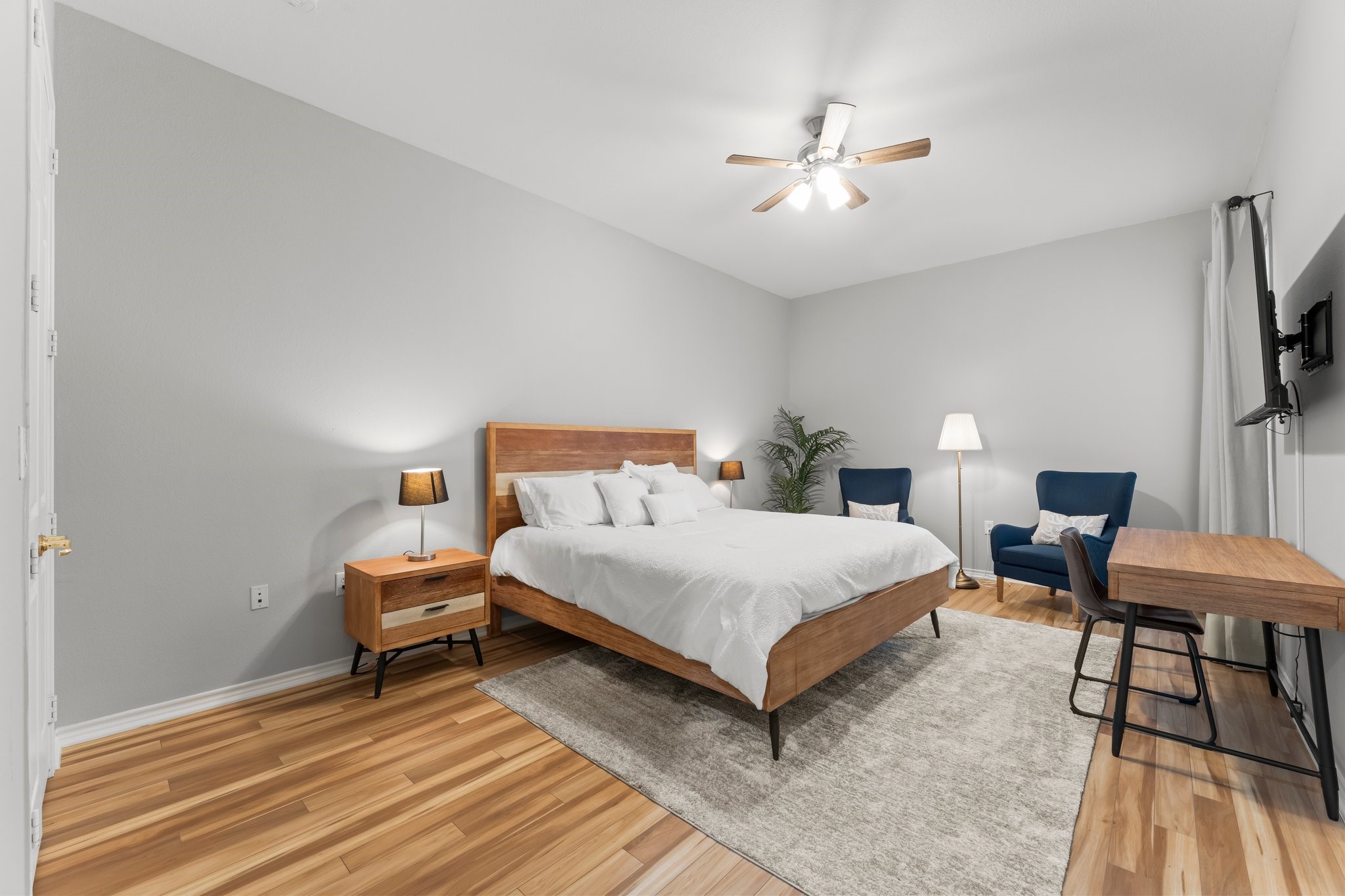 2400 McCue Road, Unit 237 Houston, TX 77056 - Photo 14 of 27 a spacious bedroom with a bed and a lamp on table