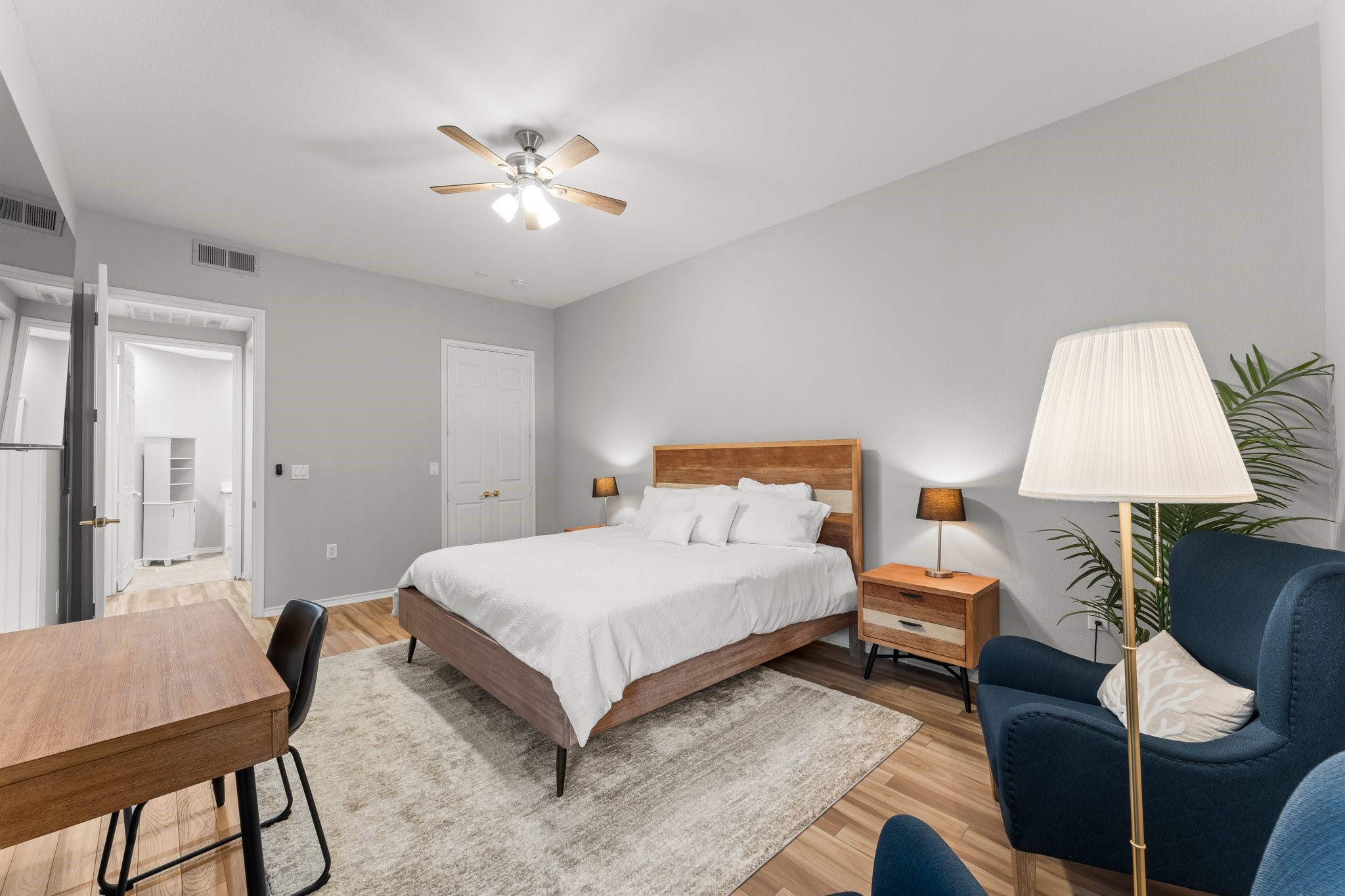 2400 McCue Road, Unit 237 Houston, TX 77056 - Photo 15 of 27 a bedroom with a bed and a lamp