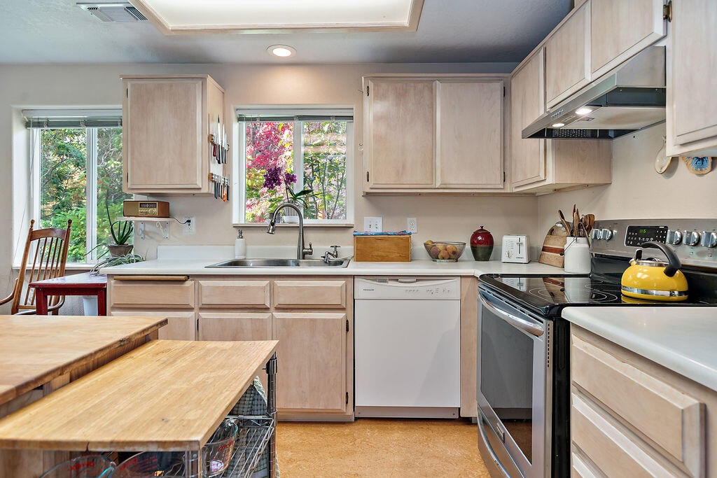 2286 Camp Baker Road Medford, OR 97501 - Photo 10 of 36 Kitchen