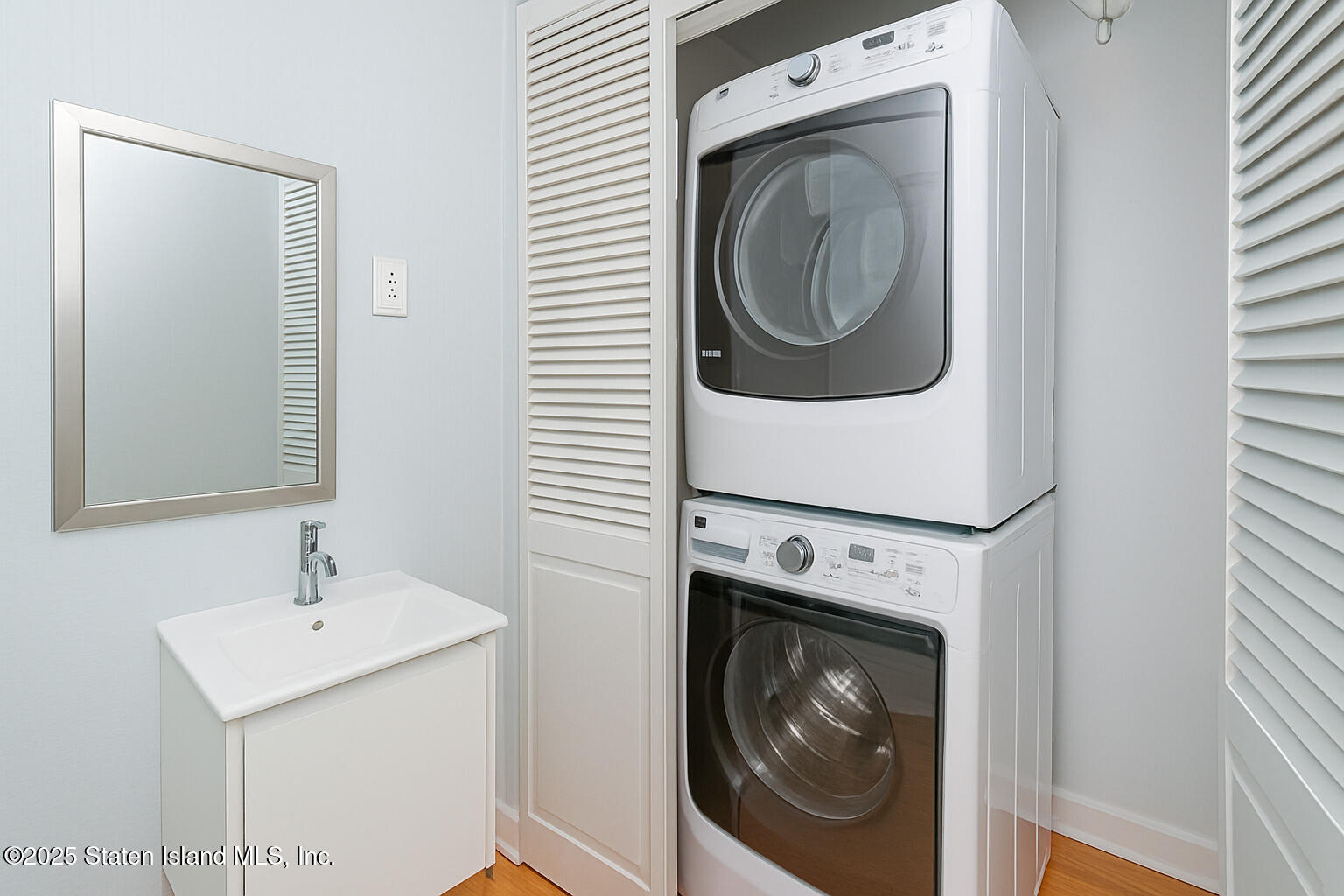 5 Stone Street Staten Island, NY 10304 - Photo 18 of 35 a utility room with dryer and washer