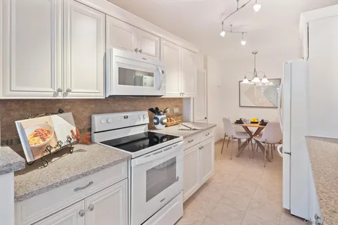 $605,000 | 100 High Point Drive, Unit 305, Hartsdale, NY 10530