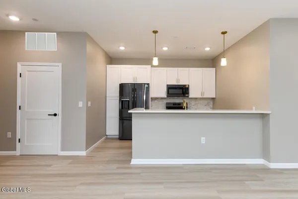$2,000 | 1859 Western Avenue, Unit 201, Guilderland, NY 12203