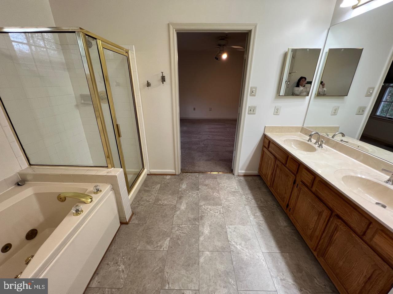 17911 Dumfries Circle Olney, MD 20832 - Photo 23 of 29 a bathroom with a tub sink and mirror