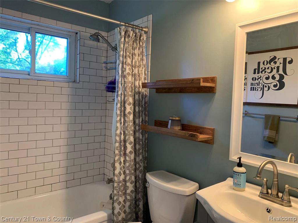 4927 Rioview Drive Clarkston, MI 48346 - Photo 14 of 20