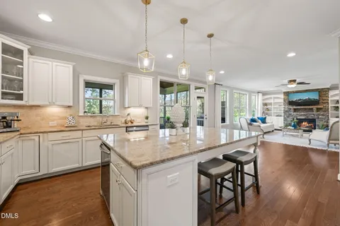 a large kitchen with kitchen island a large island in it