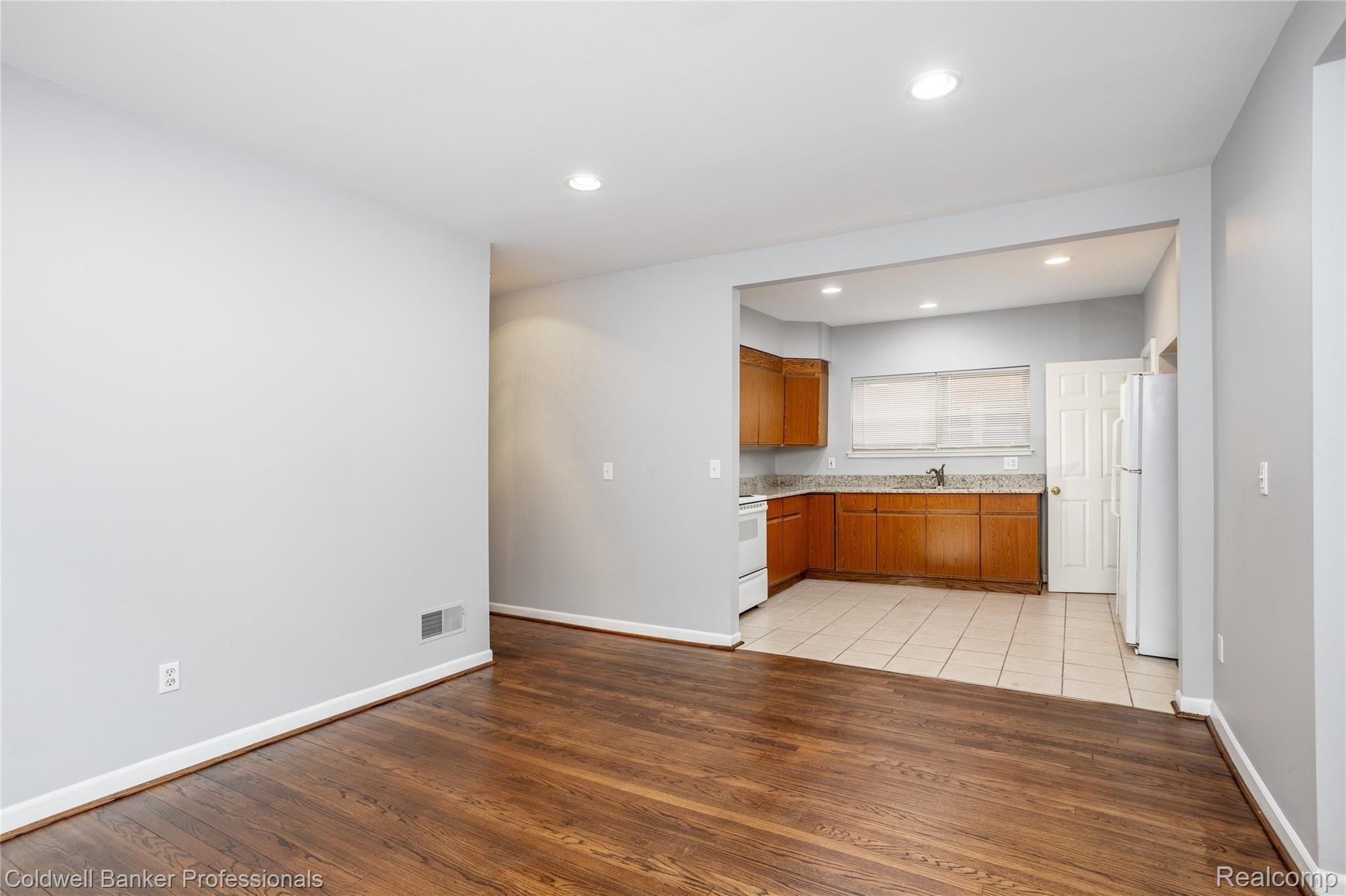 966 Nottingham Road, Unit 968 Grosse Pointe, MI 48230 - Photo 7 of 17 968 Dining.jpg