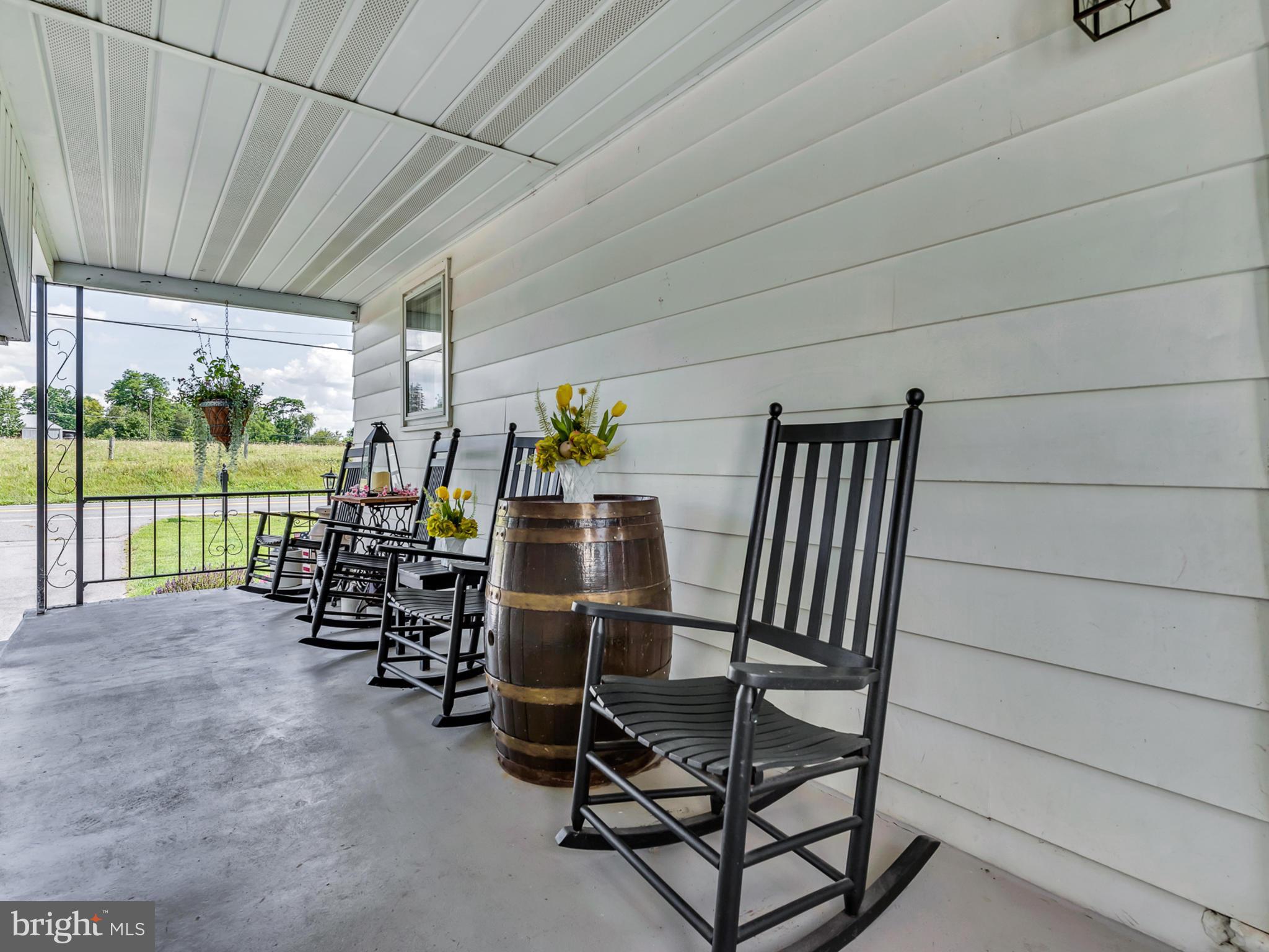 16718 Fairview Road Hagerstown, MD 21740 - Photo 4 of 29 Breezeway