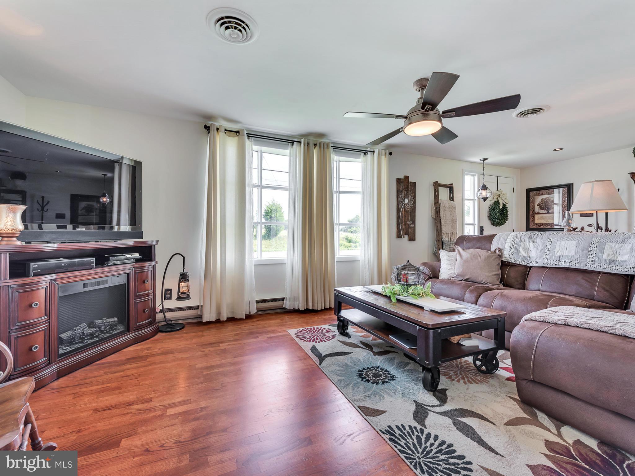 16718 Fairview Road Hagerstown, MD 21740 - Photo 8 of 29 Living Room
