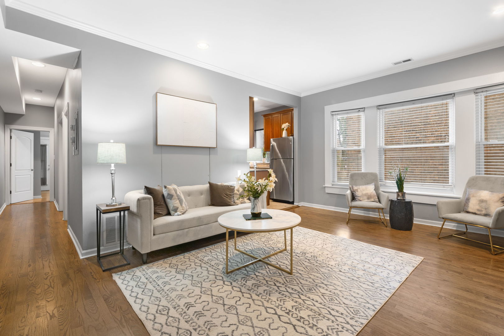 629 West Sheridan Road, Unit 1D Chicago, IL 60613 - Photo 4 of 17 a living room with furniture and a table