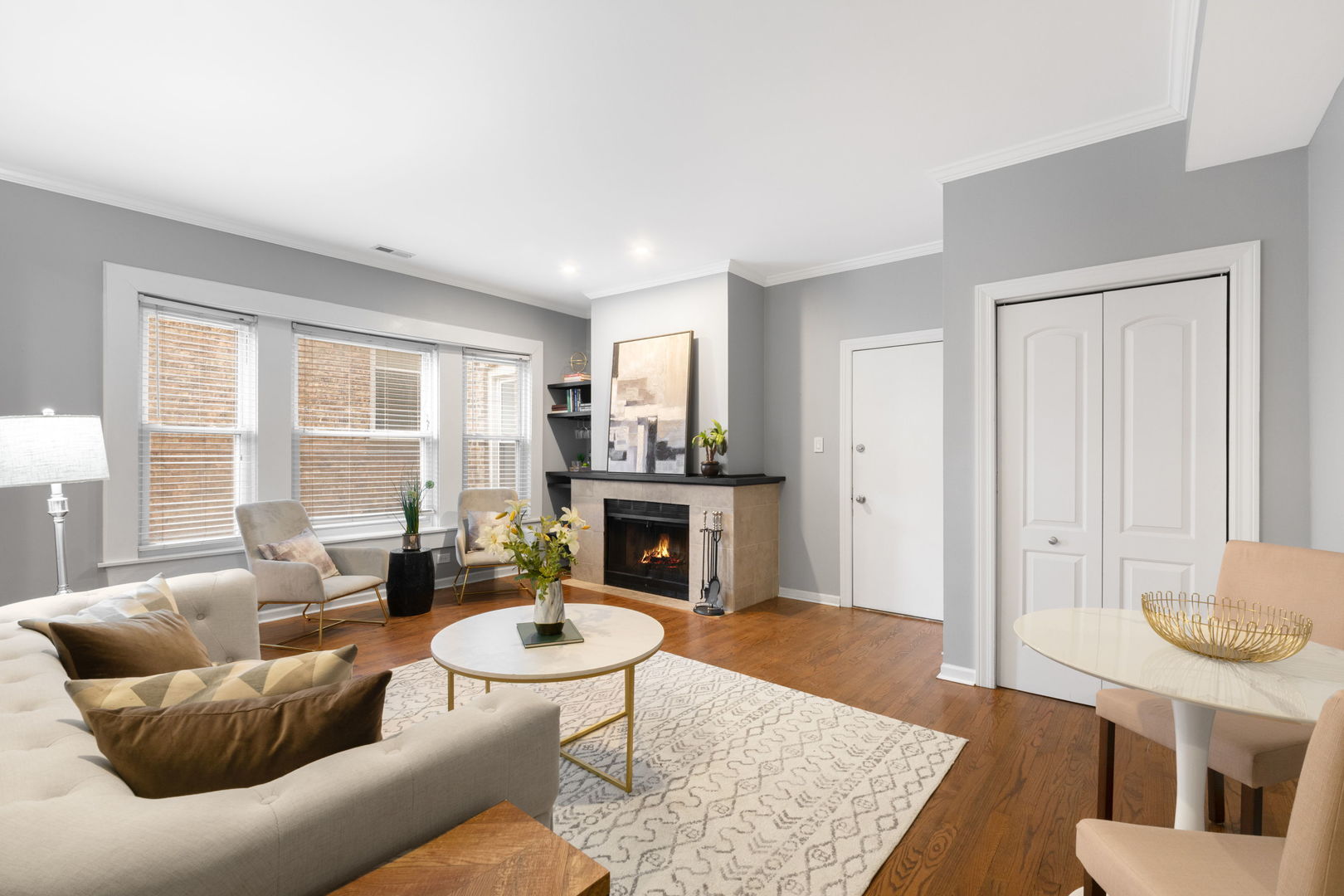 629 West Sheridan Road, Unit 1D Chicago, IL 60613 - Photo 6 of 17 a living room with furniture and a fireplace
