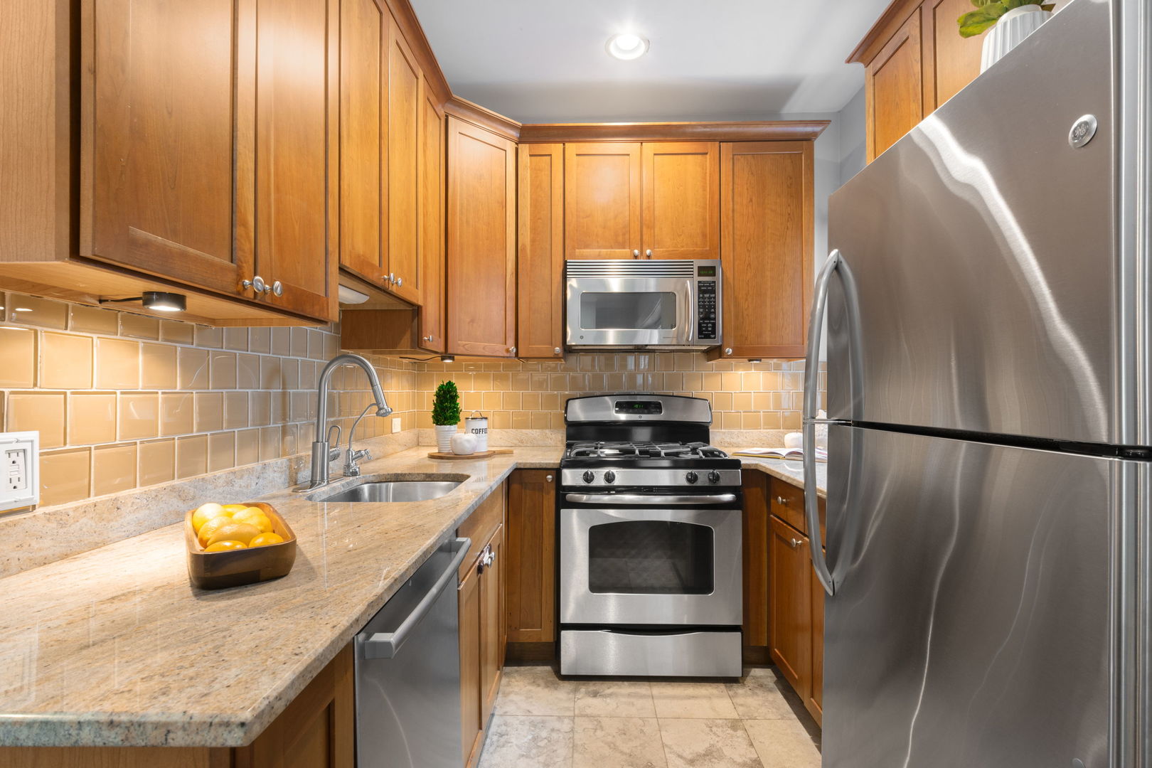 629 West Sheridan Road, Unit 1D Chicago, IL 60613 - Photo 7 of 17 a kitchen with a stove a refrigerator and a sink