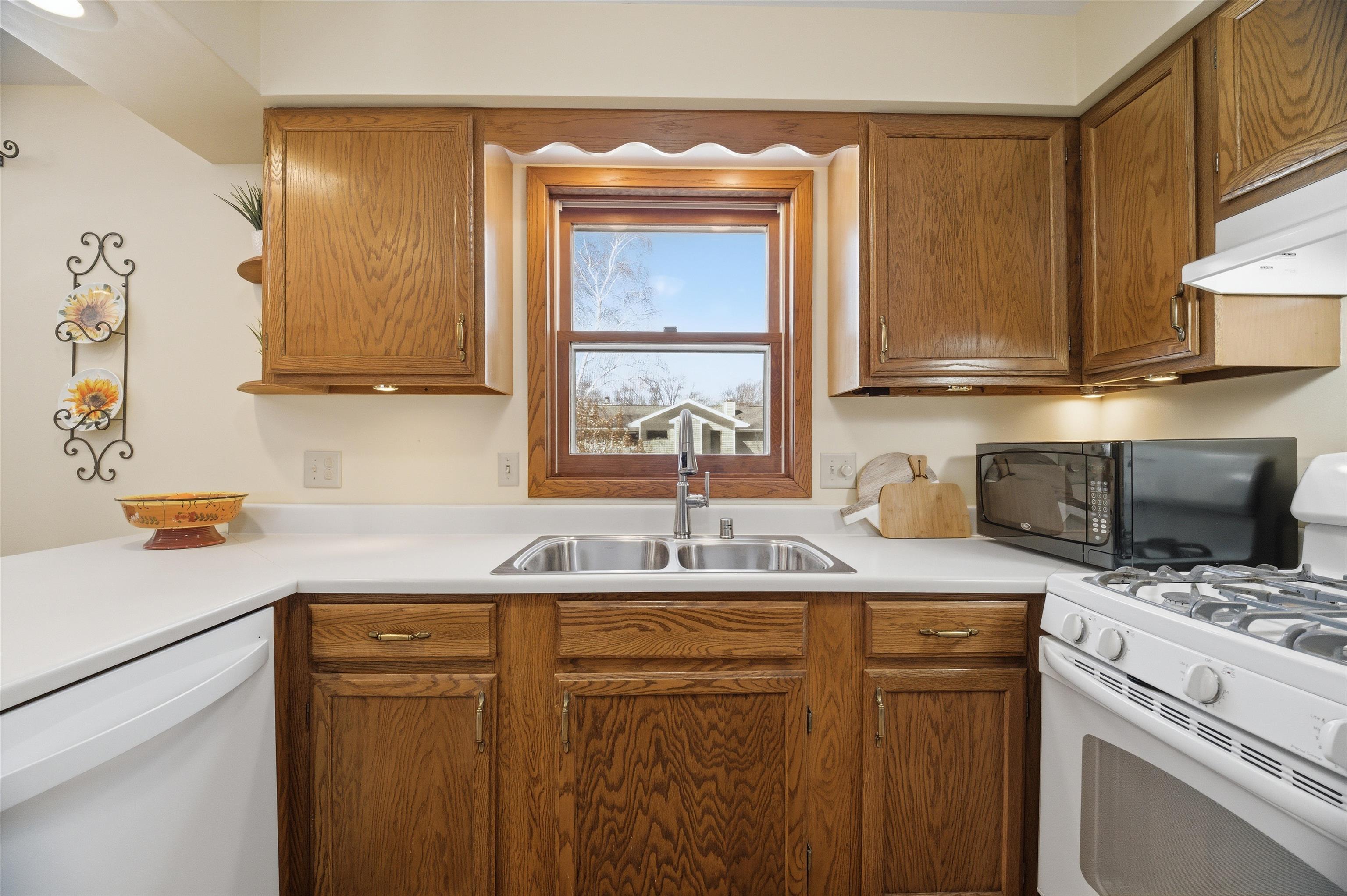 705 South Goldenrod Drive Appleton, WI 54914 - Photo 9 of 34