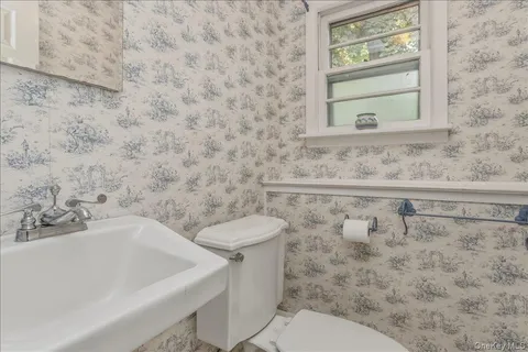 $899,000 | 9 Fox Ridge Lane, Locust Valley, NY 11560