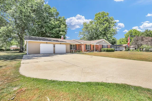 $255,000 | 2128 Bonnie Lane, Monticello, IL 61856