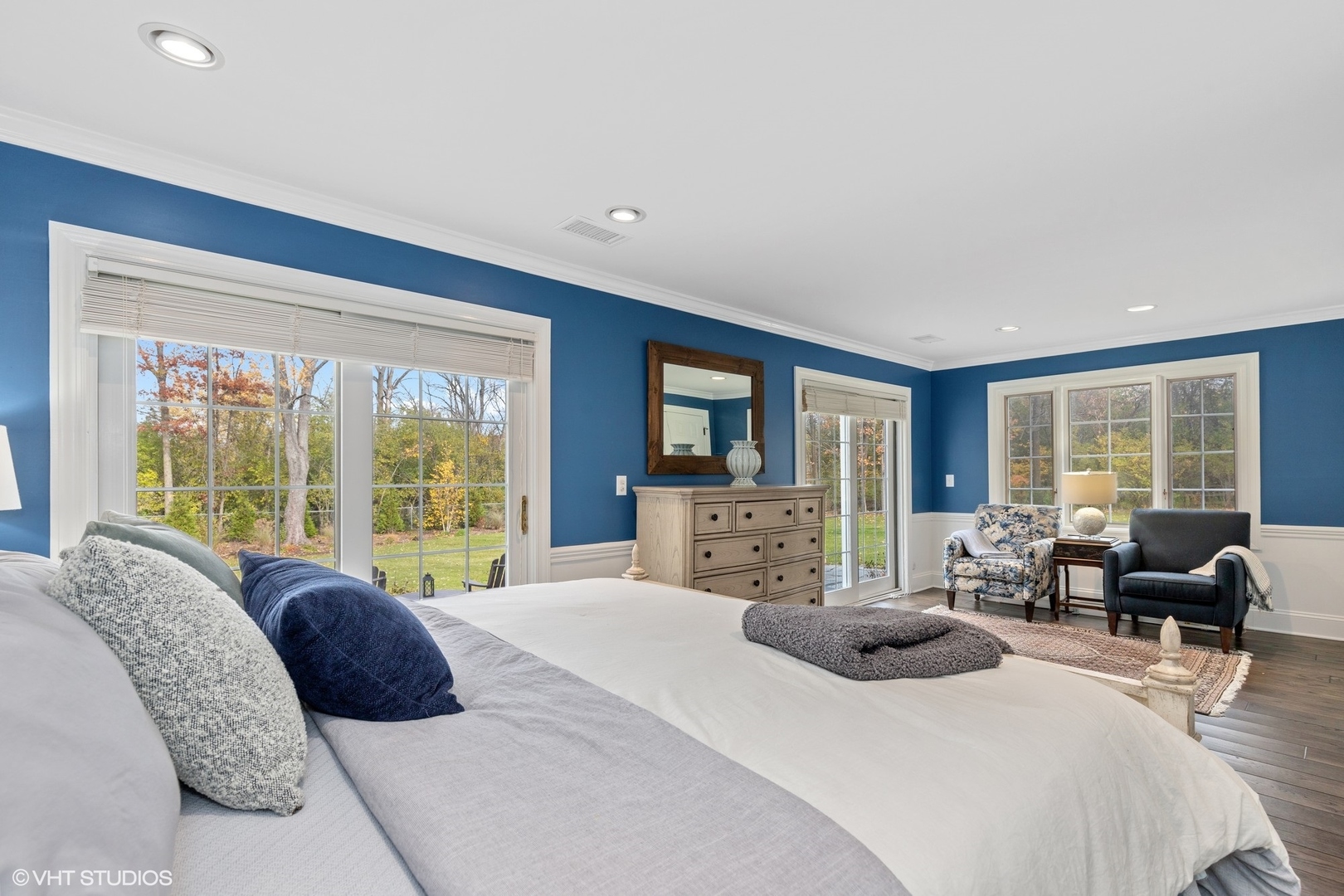 1414 North Avenue Bannockburn, IL 60015 - Photo 15 of 29 a large bedroom with a large bed and a large window