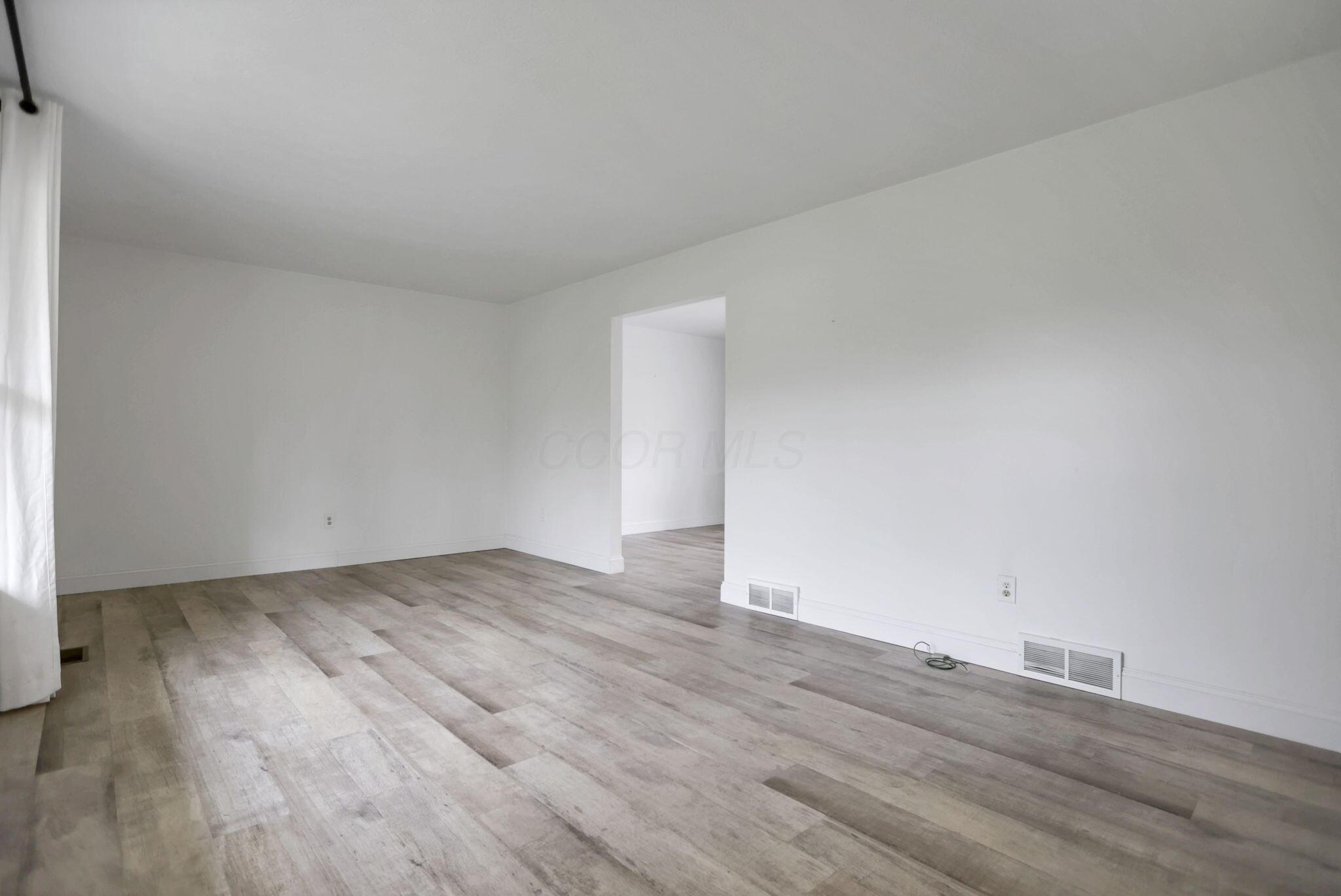 1160 Pembroke Road Newark, OH 43055 - Photo 6 of 58 Living Room