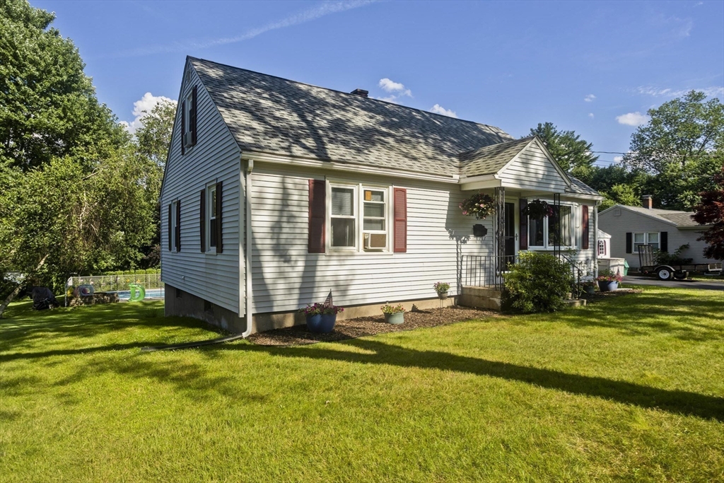 47 Searle Road South Hadley, MA 01075 - Photo 3 of 39 Gallery Image 3