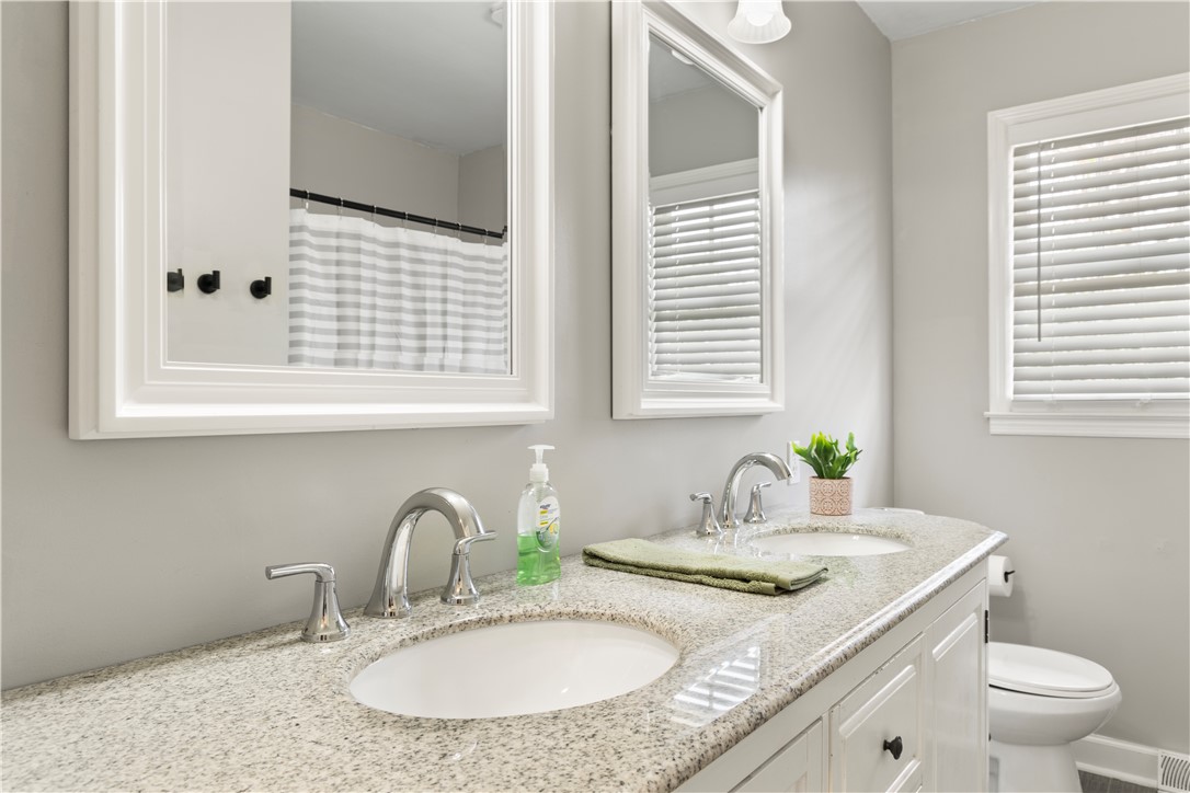 138 Julian Drive Seneca, SC 29678 - Photo 19 of 44 Hall bathroom