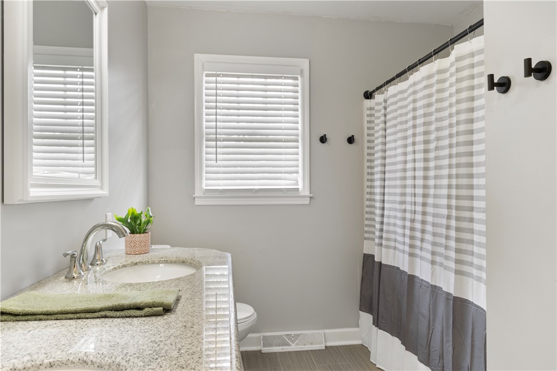 138 Julian Drive Seneca, SC 29678 - Photo 20 of 44 Hall bathroom