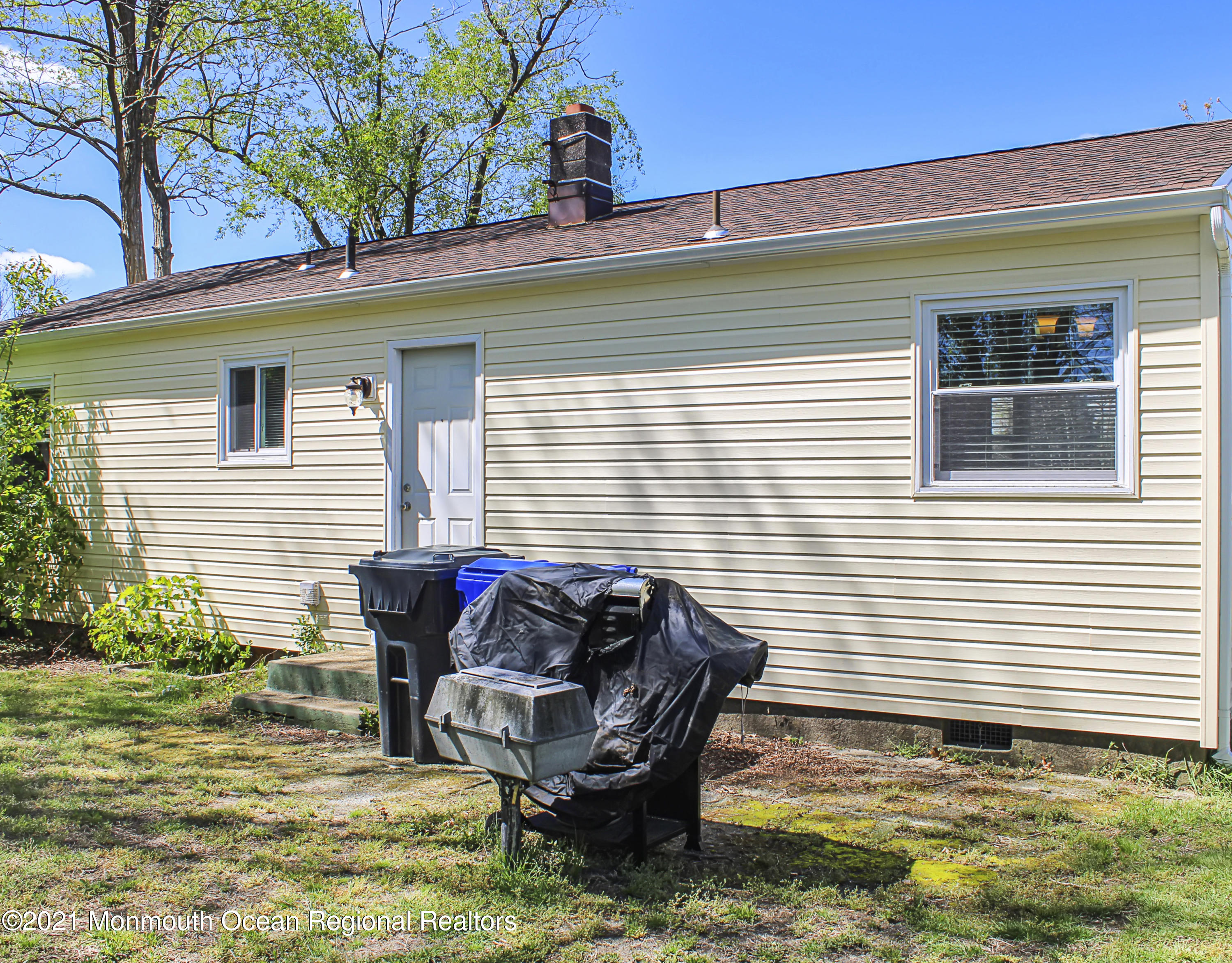 342 Stinson Road Brick, NJ 08723 - Photo 21 of 24 a backyard of a house with table and chairs
