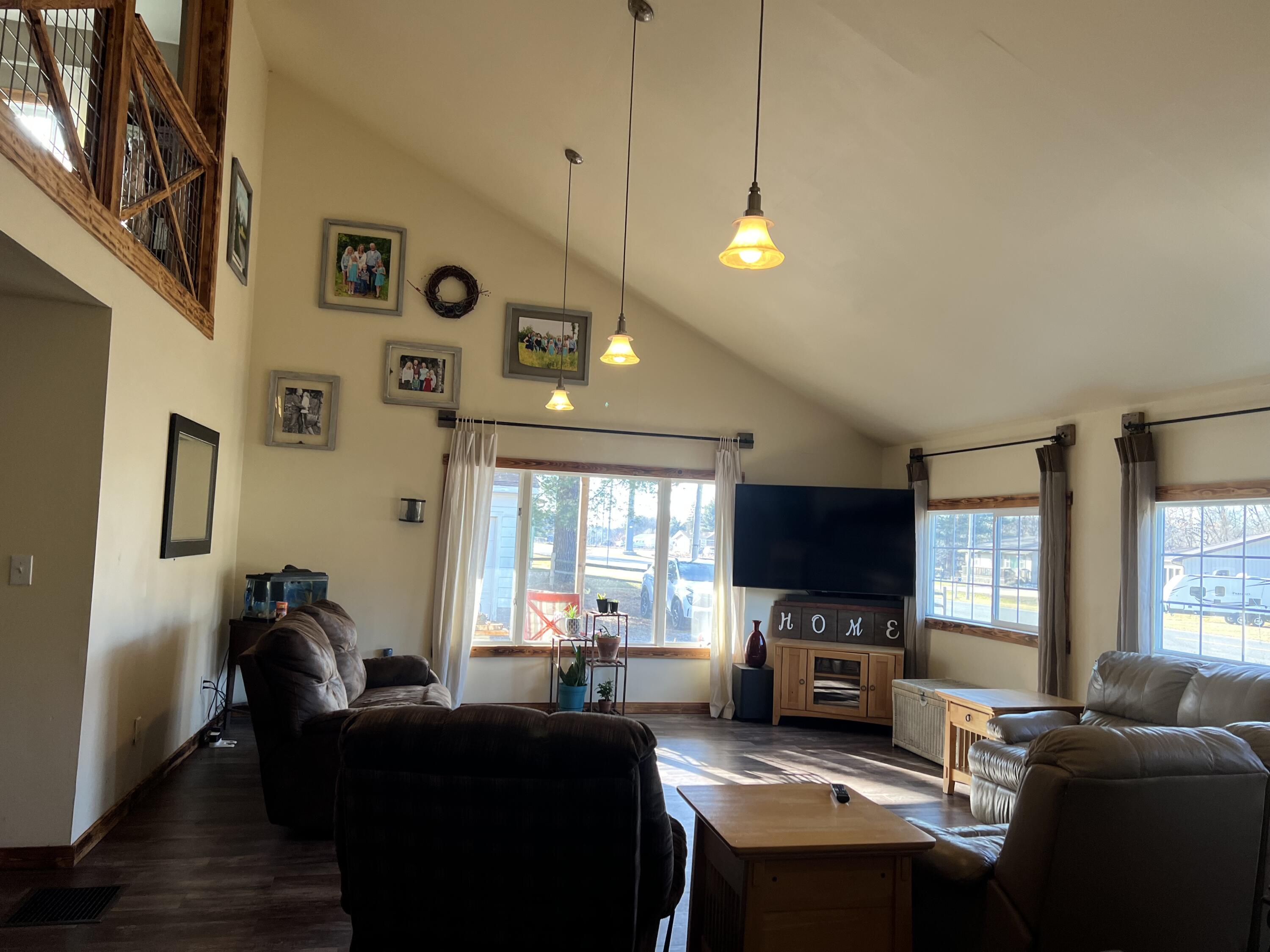 9588 Bellevue Road Battle Creek, MI 49014 - Photo 15 of 39 livingroom