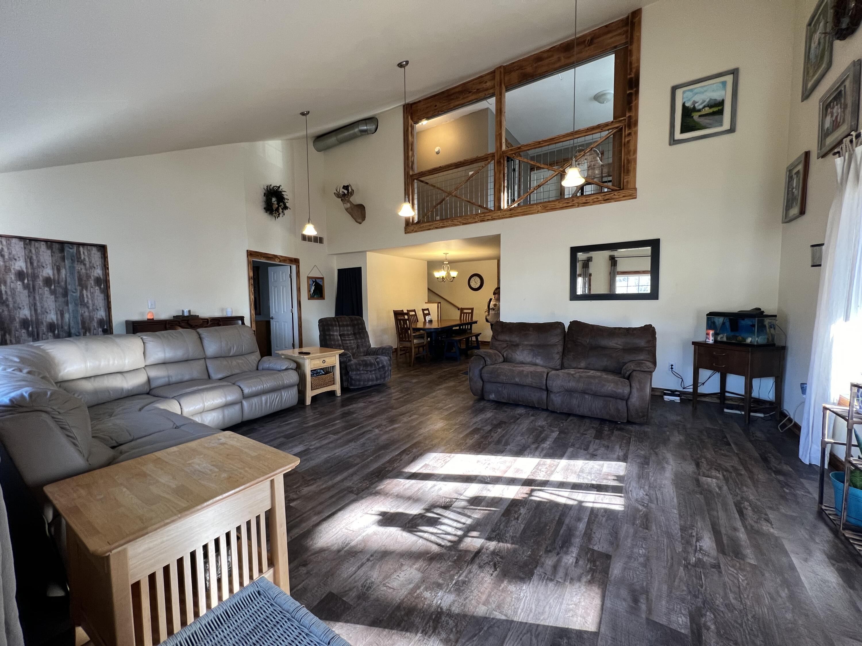9588 Bellevue Road Battle Creek, MI 49014 - Photo 16 of 39 lvingroom