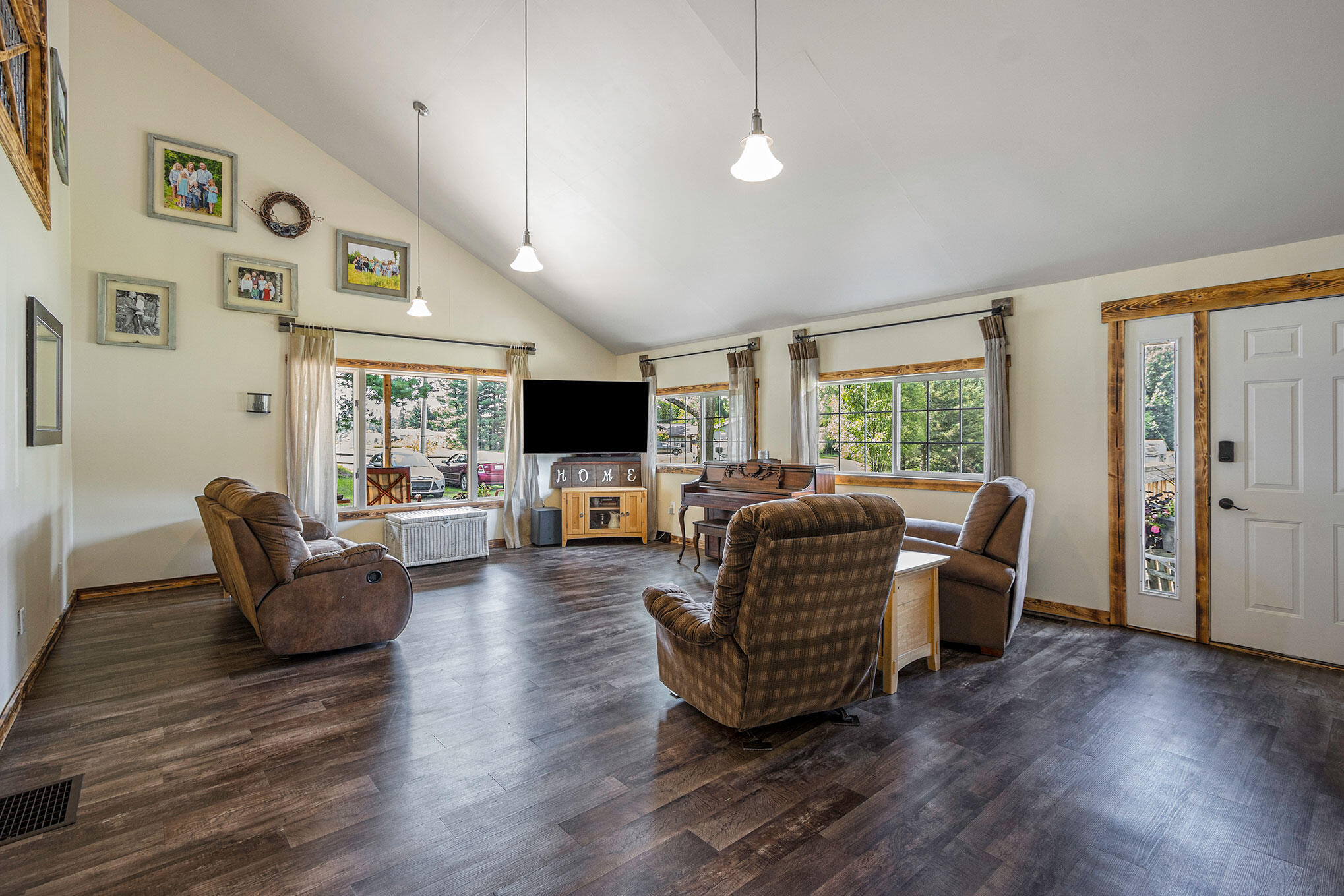 9588 Bellevue Road Battle Creek, MI 49014 - Photo 17 of 39 Livingroom