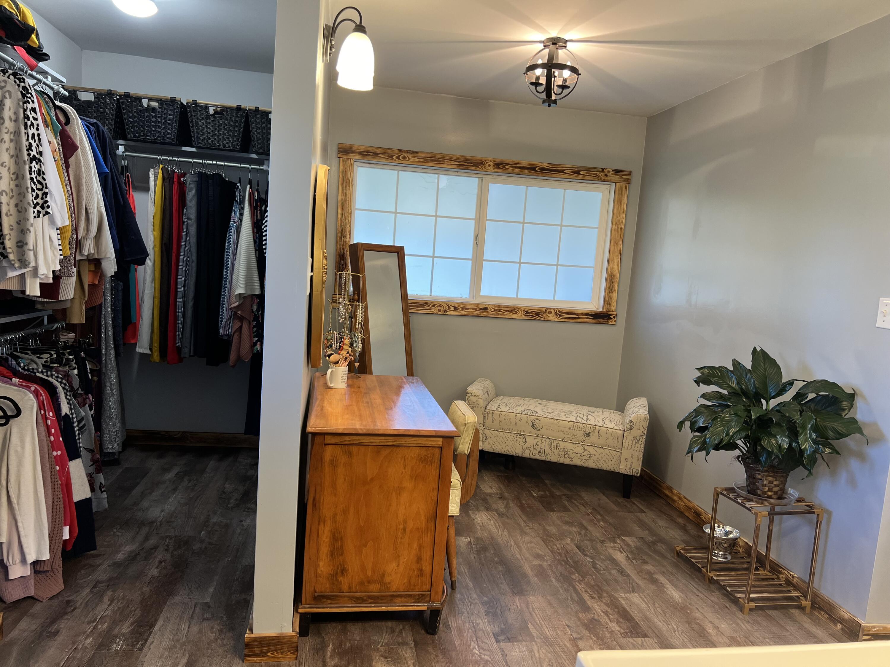 9588 Bellevue Road Battle Creek, MI 49014 - Photo 26 of 39 dressing room area