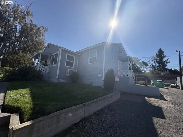 a view of a house with a yard