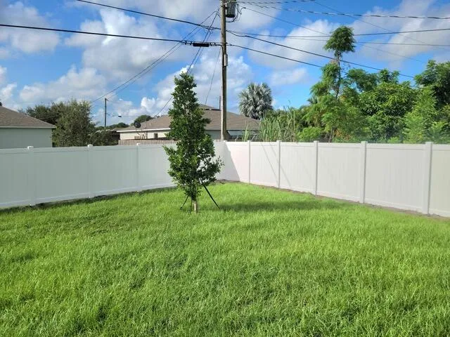 a view of a backyard